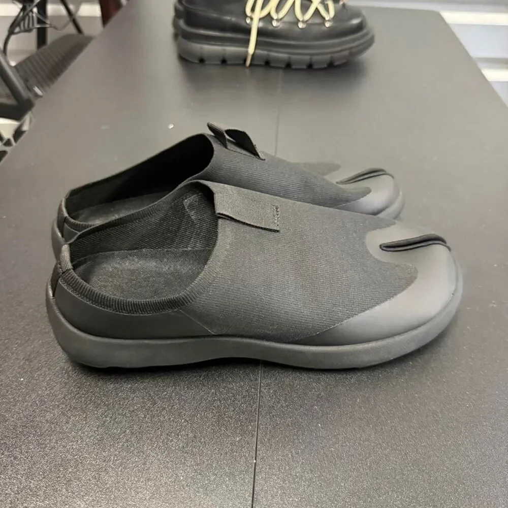 Tabi Men's Black and Grey Slippers